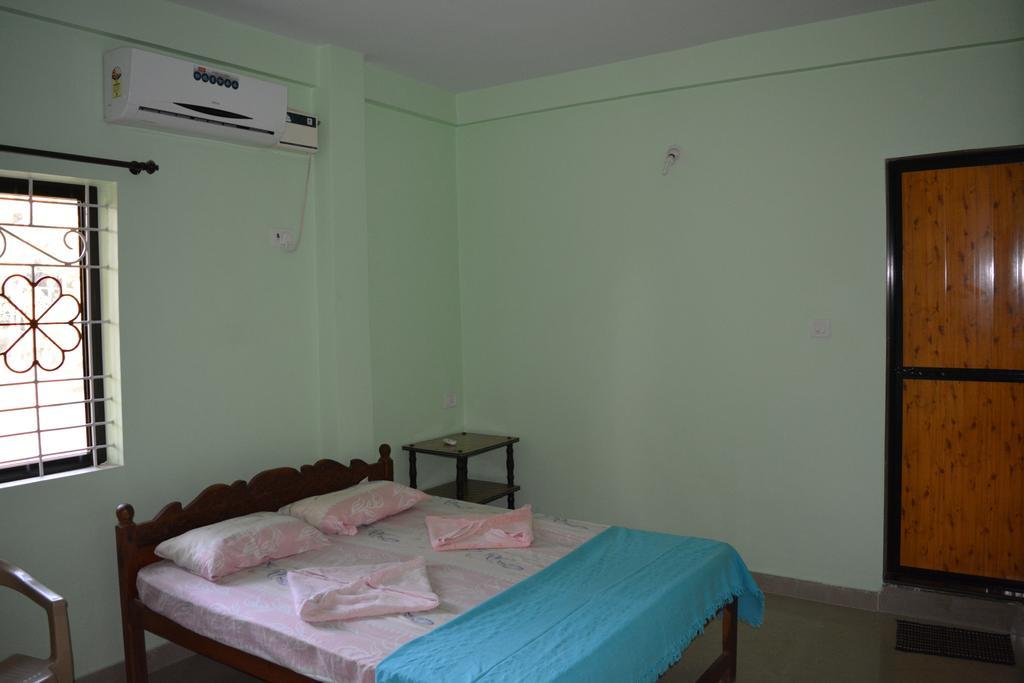 Vailankanni Guesthouse Morjim Room photo